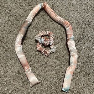 Kitsch heatless curling set. Used once. Includes band and 2 matching scrunchies